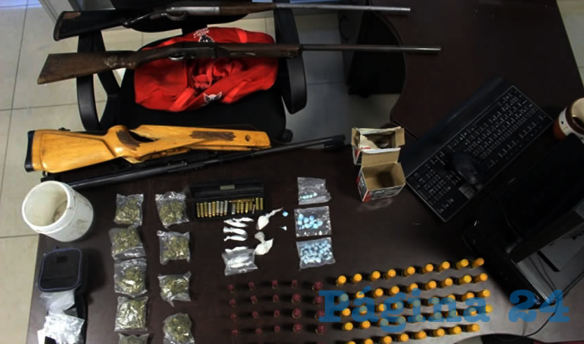Los armas de fuego, balas y droga que le fueron decomisadas a los tres sujetos