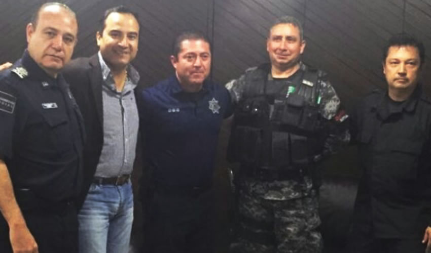 Horas después, como niños chiquitos con sus padres, los policías involucrados en el “malentendido” –acompañados de sus superiores– se dieron la mano y se tomaron la foto de amigos para siempre…
