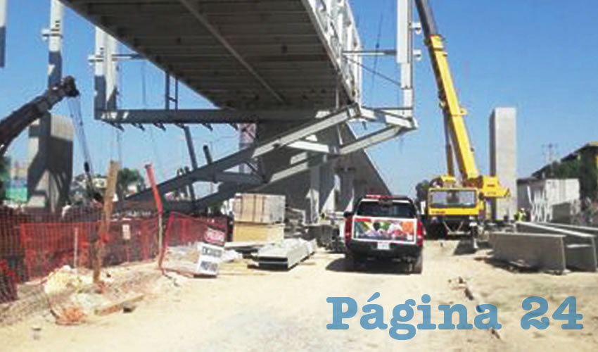 Dos grúas levantaban una pesada estructura de más de 60 toneladas de peso y una de ellas se desbalanceó, lo que provocó que parte de la estructura metálica se proyectara al suelo y alcanzara a los empleados de la construcción/Foto: Especial