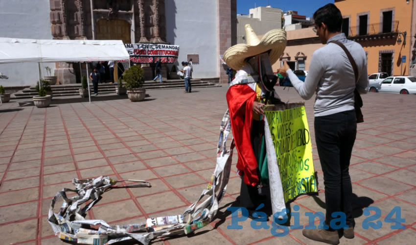 Martín “Pueblo” Macías Hernández, manifestante: “Me indigna que esas actitudes violentas trastoquen a los medios de comunicación” (Foto Merari Martínez Castro)