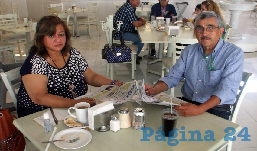 Nelly Saucedo Valero y Sergio Narro de la Fuente, visitantes de Saltillo, Coahuila, desayunaron en el restaurante Del Centr