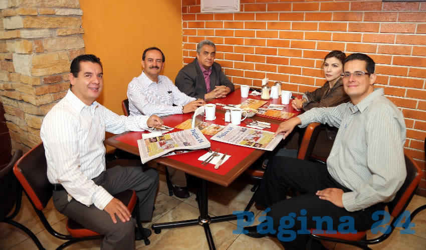 En Las Antorchas desayunaron Eduardo Santos Reyes, Alfredo Reyes Velázquez, coordinador de asesores de Gobierno del Estado; Raúl Hernández Nájera, Marisela Torralba González y Francisco Villalobos Arellano
