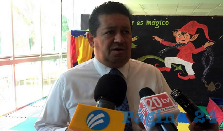 Simitrio Quezada, coordinador de la Red Estatal de Bibliotecas: Las fotografías que se encuentran en este espacio son 50” (Foto: Alberto Núñez Hernández)