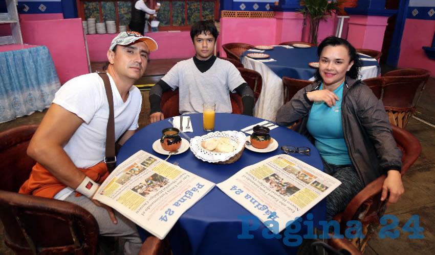 En el restaurante La Saturnina compartieron el pan y la sal Alejandro Vélez Saucedo, Andrés Vélez Rojo y la doctora Cecilia Rojo López