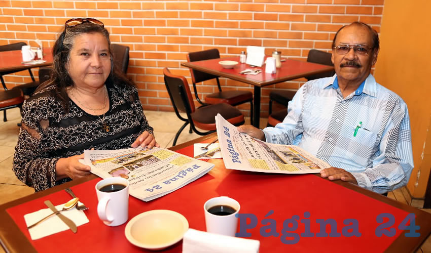En Las Antorchas desayunaron Clara Rivera Rodríguez y José Ramos Palomino, maestros