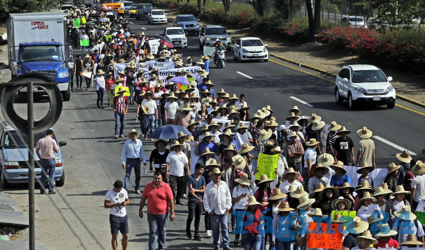 En su caminata por la carretera a Chapala, los ejidatarios lanzaron consignas contra el gobierno federal y su falta de voluntad política para lograr acuerdos justos; llamaron al encargado de Comunicaciones y Transportes a entrar en razón/Fotos: Cuartoscuro