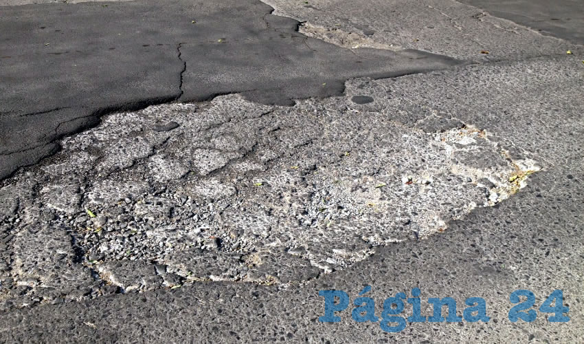La colonia Constituyentes, en Zapopan, padece de gran cantidad de hundimientos en sus calles, hoyancos que en algunos casos alcanzan hasta los 70 centímetros de diámetro/Foto: Rafael Hernández Guízar