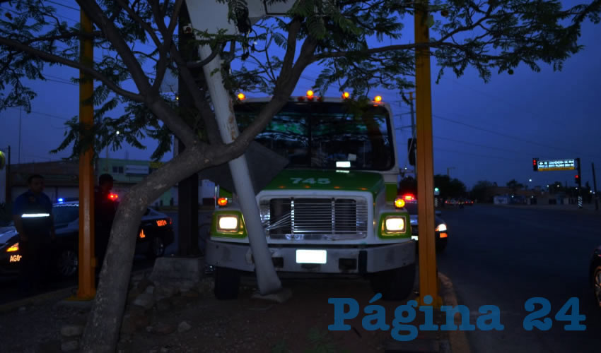 El autobús se estampó contra un poste sobre bulevar Guadalupano