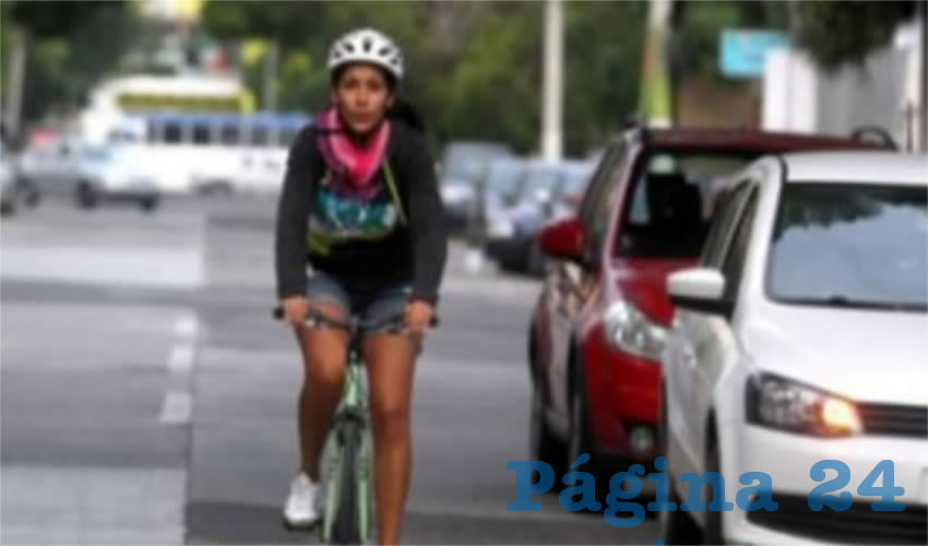 En vez de invertir un dineral para realizar la consulta pública sobre la permanencia de la ciclovía que se realiza en Boulevard Marcelino García Barragán, se debería invertir este capital en reparar las rutas que ya existen, como la de Federalismo, que se encuentra hecha un asco, de acuerdo con usuarios/Foto: Archivo Página 24