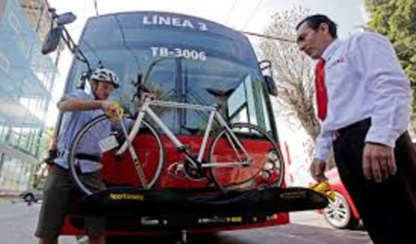 Rara avis: Un camión de los pertenecientes al SiTren, o al a línea 2 del tren ligero, sostiene una bicicleta en la parrilla instalada en el frente; esto debería ser la norma, o al menos ocurrir en más casos, de acuerdo con ciclistas de Guadalajara/Foto: Cortesía