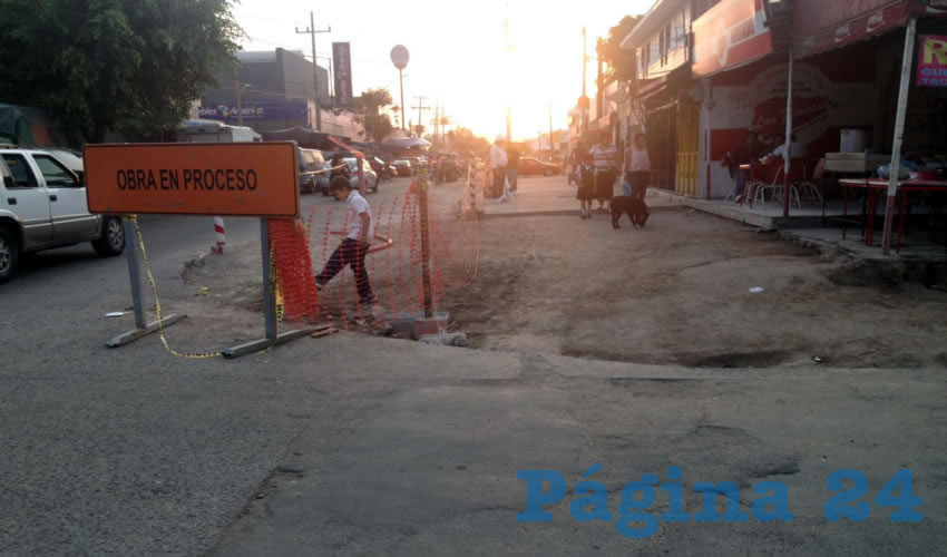 Además de mal planeada, la ciclovía que se instala en Marcelino García Barragán causa muchos problemas no sólo de tráfico sino de seguridad y salud que las autoridades no previeron y que hoy en día se niegan a componer/Foto: Rafael Hernández Guízar