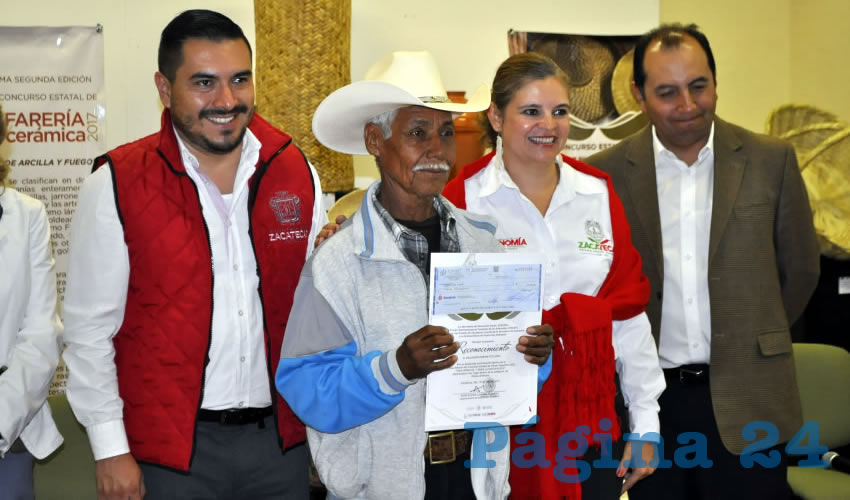 En este evento se llevó a cabo en el Salón Madera del Centro Platero y se entregaron 24 premios en la rama de cerámica y 15 premios en Fibras Vegetales, con la presencia de Rosa Elvira Campos, titular de la Subsecretaría de Desarrollo Artesanal, Joshua Mendoza Jasso, Secretario de Desarrollo Económico y Turismo y Gerardo Luna, Representante del municipio de Guadalupe. (Foto: Alberto Núñez Hernández)