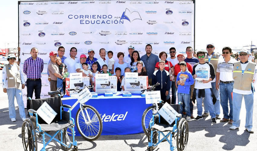 El jefe del Ejecutivo y la presidenta del DIF estatal, junto con Fausto Cota Chirino, director de operaciones de la Fundación Telmex Telcel, entregaron los artículos y becas