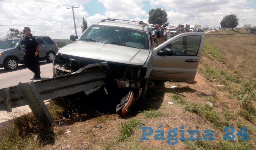 La barrera metálica de contención se incrustó en la camioneta; el conductor sufrió fracturas expuestas en ambos pies