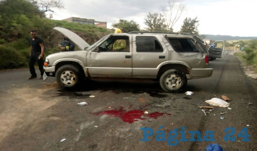Un charco de sangre quedó a un costado de la GM Blazer