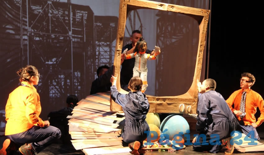 La puesta en escena de la obra fue realizada ayer domingo, en el Teatro Fernando Calderón, que lucía con una gran audiencia compuesta por niños y padres de familia, asiduos asistentes a las presentaciones de teatro del programa Vive la Ciudad Infantil (Foto Rocío Castro Alvarado)