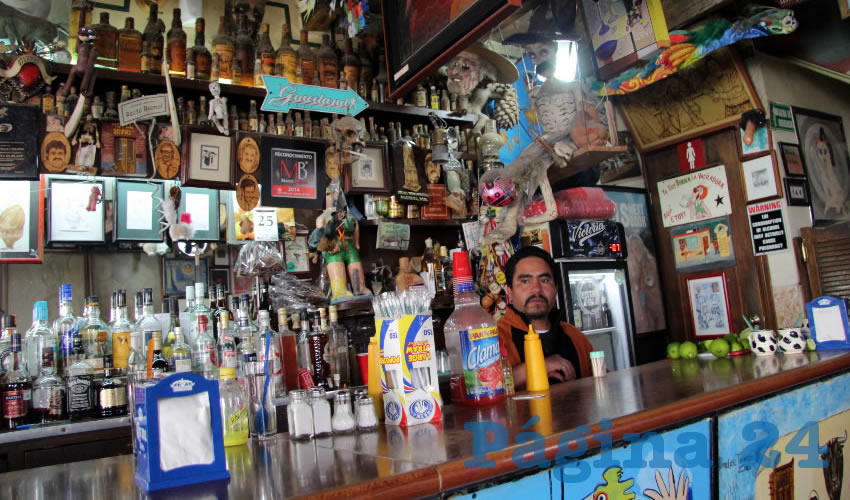 La cantina es atendida por la familia Llamas Zamora, desde el año de 1928, cuando compraron la tienda de abarrotes, y a lo largo de los años, se han encargado de “poner a la gente borracha” como relata normalmente Aníbal Llamas a los visitantes de Las Quince Letras (Foto Rocío Castro Alvarado)