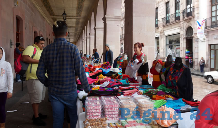 Los pabellones artesanales, son instalados comunmente durante los periodos vacacionales, en donde existen altas cantidades de turistas que pueden encontrar y adquirir productos que se realizan en la entidad (Foto Merari Martínez Castro)