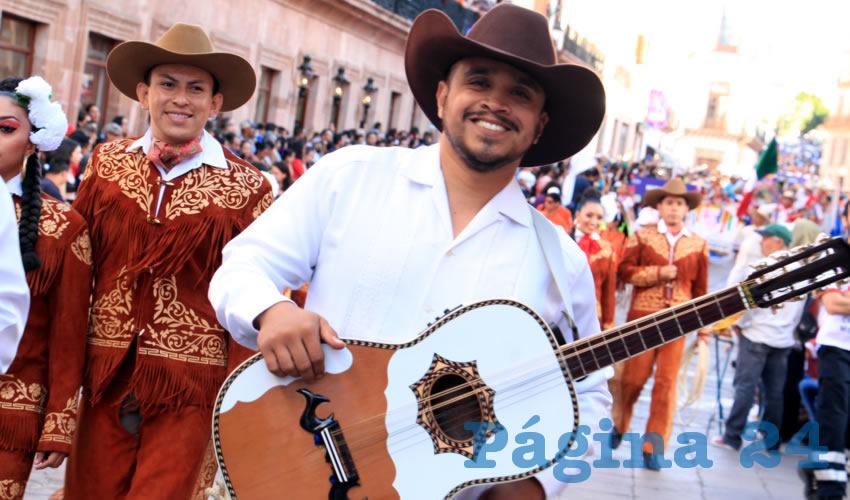 También desfilaron las compañías de baile de distintos estados de la república mexicana