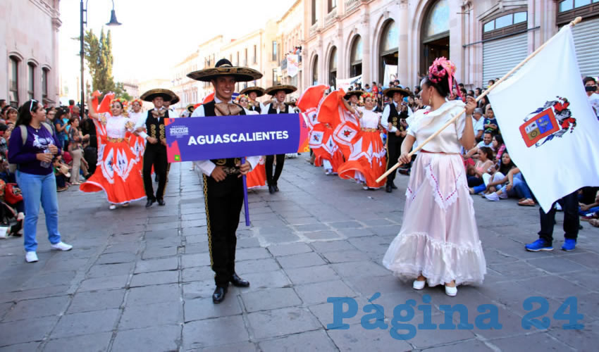 Desfilaron las compañías de baile de distintos estados de la república mexicana, entre estos los de Aguascalientes, Guanajuato, Querétaro, Sinaloa, Sonora, Tamaulipas, Michoacán, Oaxaca y Nayarit (Foto Rocío Castro Alvarado)