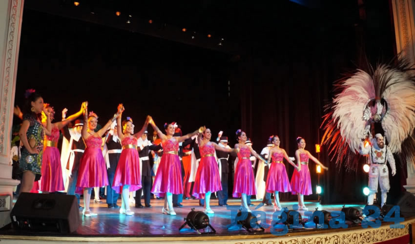 Con un vestuario colorido, sonrisas y porte de jóvenes dedicados a la danza, la presentación comenzó, entre risas, disfraces y amor al arte dancístico el Carnaval de Tlaxcala, comenzó en el recinto más importante en el centro histórico de la capital zacatecana (Foto: Merari Martinez Castro)