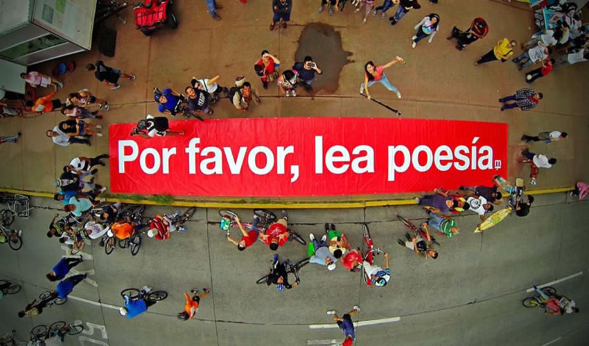 El proyecto Por favor, lea poesía ha llenado la ciudad de estampas con la finalidad de promover la lectura