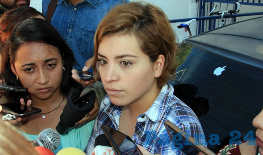 Miriam Llaguno Sosa: “Pese a que hace más de 18 meses pagamos 20 mil pesos para obtener un certificado, título y cédula profesional está atorado el trámite, mientras que las diferentes autoridades educativas solo se lavan las manos” (Foto Rocío Castro Alvarado)