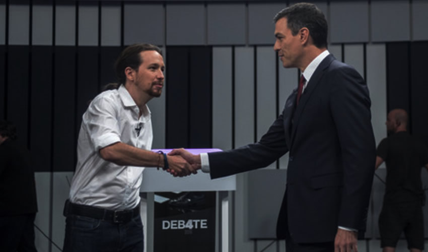 Pablo Iglesias líder de Podemos saluda a Pedro Sánchez, lider del PSOE (Foto: Cortesía)