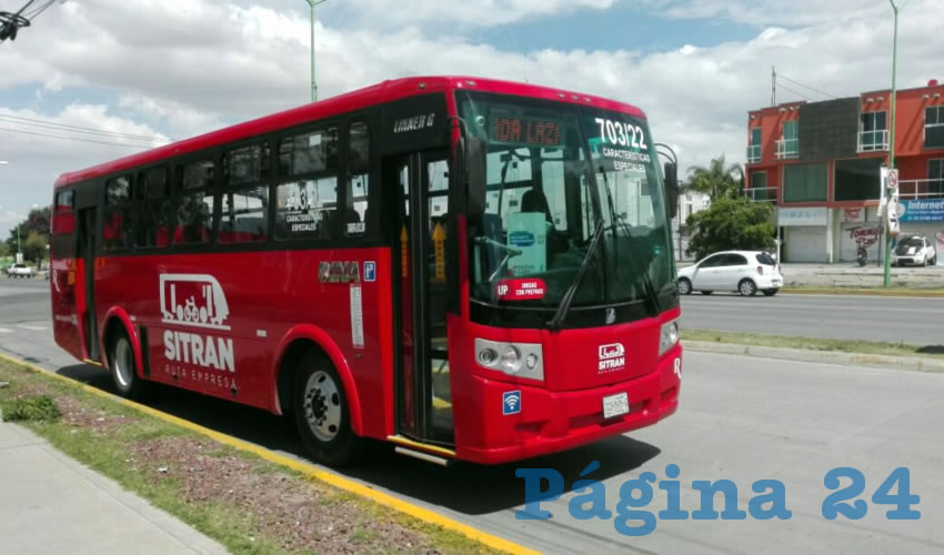 En el caso de la ruta C 06, que llegó para sustituir a la 136 A, hubo una serie de irregularidades e inconformidades, sobre todo porque el derrotero también es nuevo y desconocido tanto para usuarios como para operadores, además de que la frecuencia de paso no se cumplió según lo previsto. “Y se fue a hacer el arranque y todo eso y nadie se sabía la ruta, y nadie se sabía la ruta, o sea que el miércoles nadie trabajó”, reconoció un chofer que optó por el anonimato para evitar algún tipo de represalias/Fotos: Francisco Andalón López
