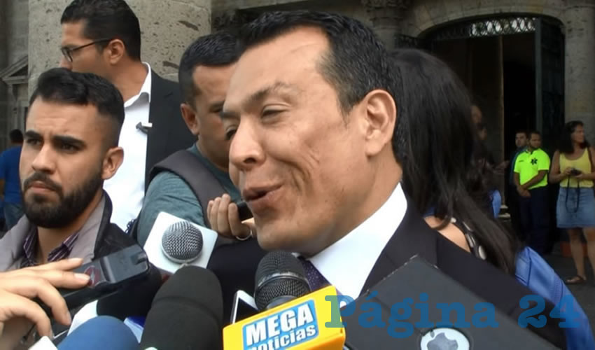 El secretario General de Gobierno, Roberto López Lara, indicó que de parte de gobierno del estado se investigarán las condiciones en las que se han otorgado apoyos a la Fundación del Rafael Márquez, que ayuda a niños que viven en situación de vulnerabilidad, tanto en el municipio de El Salto, como en su natal Zamora, Michoacán, ofreciéndoles alimentos y buscando talentos para que sigan la profesión de quien ha sido el capitán de la selección mexicana/Foto: Francisco Andalón López