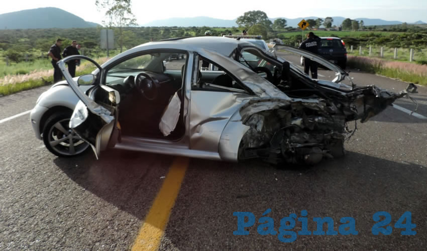 El Beetle gris, al igual que una camioneta Mercedes Benz, resultaron destrozadas