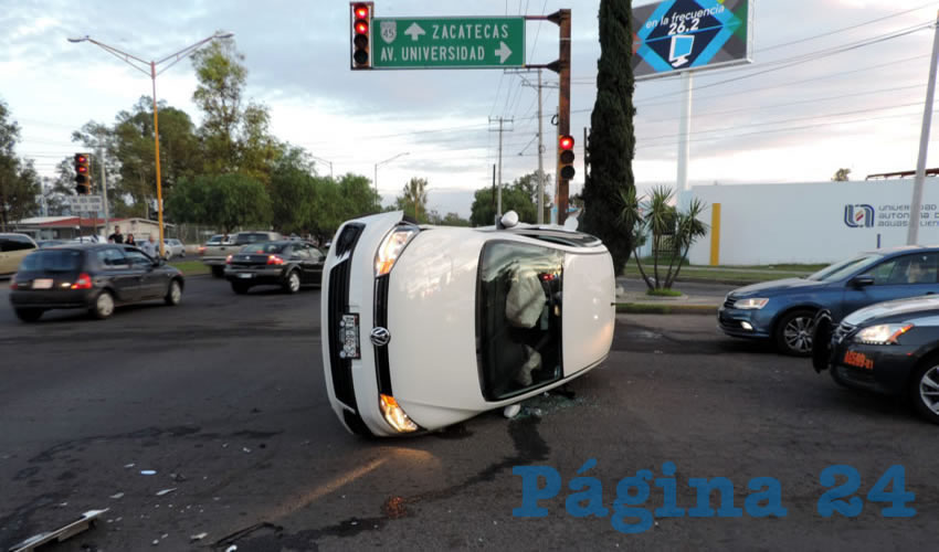 El Volkswagen Gol se volcó luego de ser embestido por un taxi
