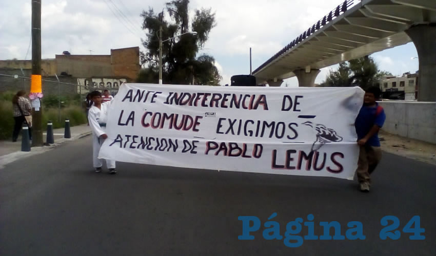 Karatecas protestaron en el centro de Zapopan para criticar la falta de apoyos del alcalde Pablo Lemus al rubro del deporte, pues está más interesado en derrochar una fortuna que en apoyar a jóvenes promesas del deporte/Fotos: Francisco Tapia