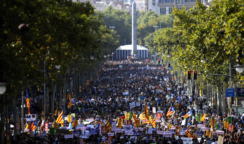 Barcelona, España.- Personas participan durante una marcha para conmemorar a las víctimas de los ataques terroristas de Barcelona y Cambrils (Fotos: Matthias Oesterle/ Juan Carlos Lucas/ Xinhua)