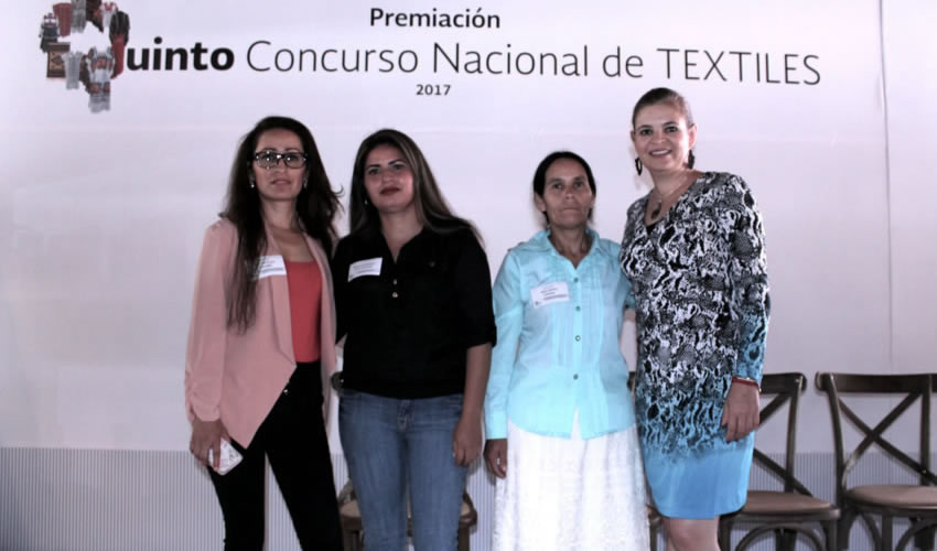 Las tres mujeres profesionales del gremio artesanal obtuvieron primer y segundo lugar y una mención honorífica en las categorías Rebozos y Manteles