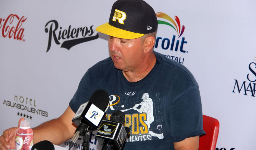 El firme candidato a mánager del año tras entregar su informe de la temporada se despidió, destacando la excelente labor realizada por el equipo en actitud, ganas y deseos (Foto: Cortesía Club Rieleros)