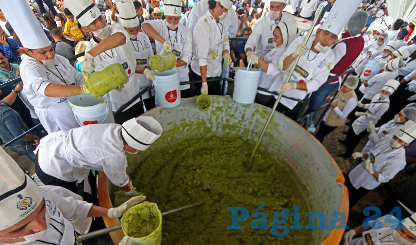 El enorme tazón contuvo 2 toneladas 980 kilos del manjar, con lo que alcanzó el récord Guinnes al guacamole más grande del mundo/Fotos: Cuartoscuro