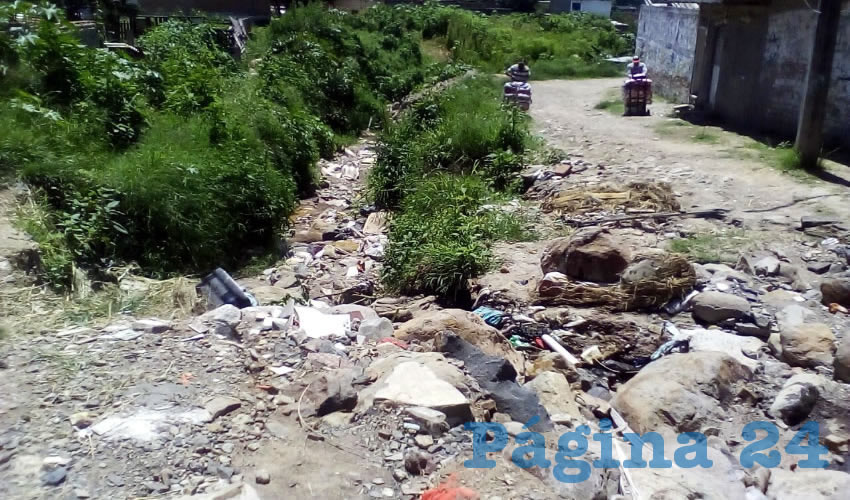 En Lomas del Tapatío tienen 45 años –desde que se creó la colonia– con enormes hoyancos y brechas en vez de calles, sin que los presidentes municipales (sin importar el partido) se tomen el tiempo y los recursos para resolver el problema/Fotos: Francisco Tapia