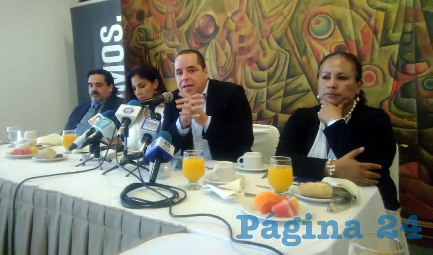 “De cara a lo que será una nueva asignación y con el objetivo de que los procesos dejen de ser un tema de cuotas y de cuates, exigimos por un lado los diputados transparenten el sentido de su voto, y que el formato de elección sea abierto y no por cédula”, señaló Enrique Velázquez, de la agrupación política “Hagamos”/Foto: Elizabeth Ríos Chavarría