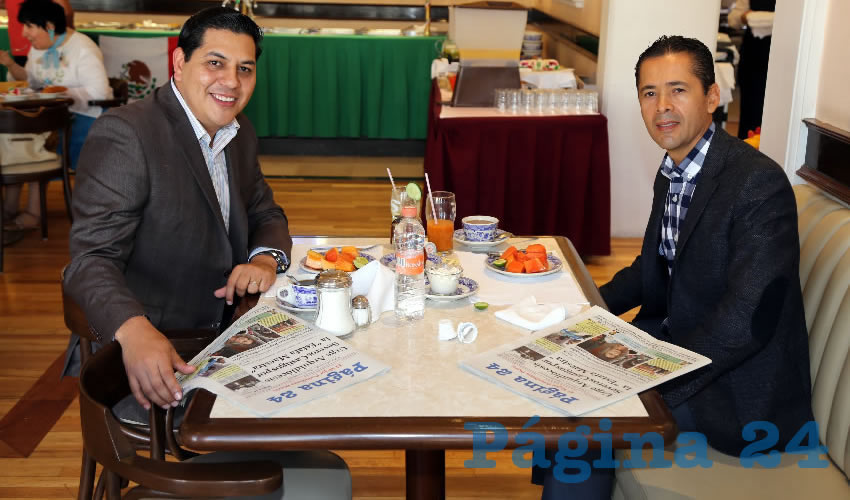 En Sanborns Francia almorzaron Javier Luévano Nuñez, secretario general de Gobierno y Adrián Ventura Dávila, notario público de la notaria 55