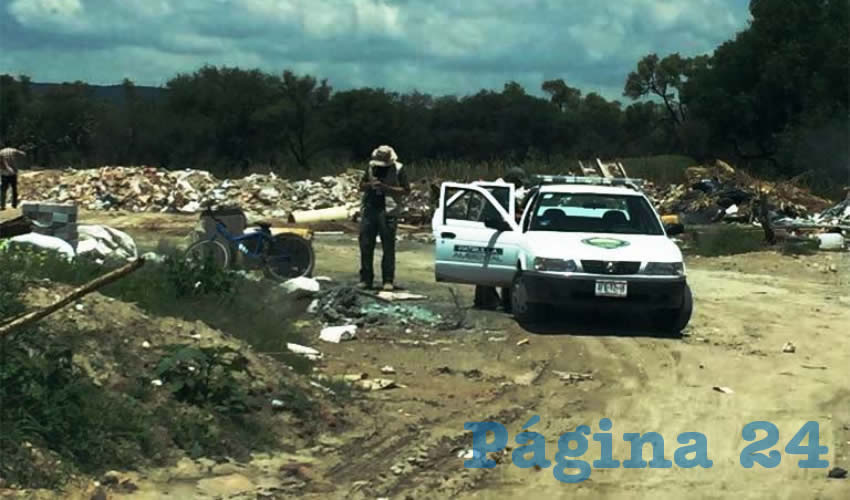 Los inspectores detectaron a personas rellenando el socavón con cascajo y otro tipo de residuos