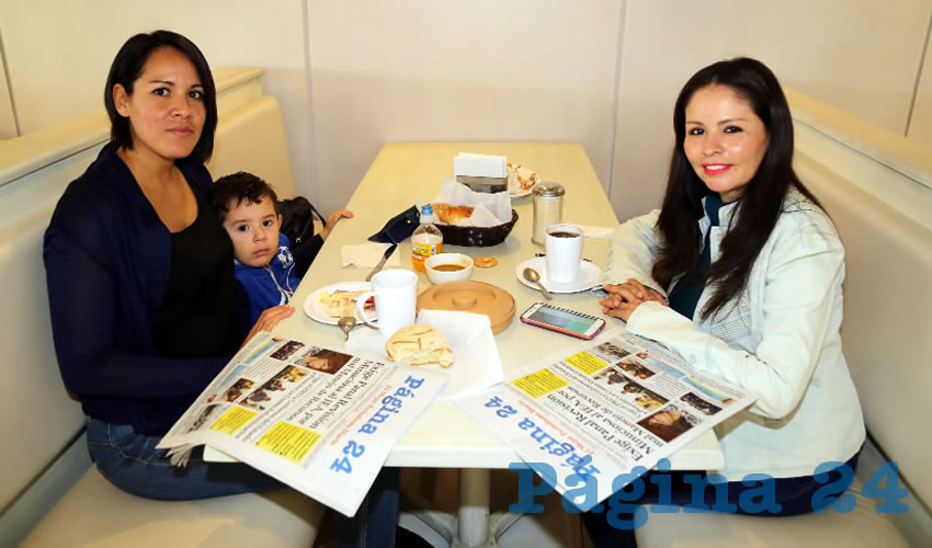 Selina Chávez Naranjo, el niño Darío Hernández Chávez y María Guadalupe López Correón compartieron el primer alimento del día en el restaurante Del Centro