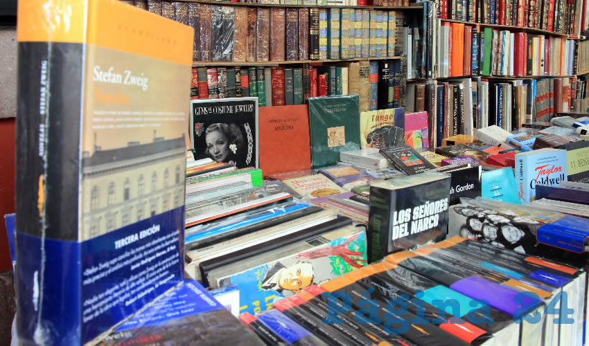 Los lugares destinados a los vendedores de libros y librerías, corresponden a personas dedicadas a la venta, principalmente de “libros de viejo”, o usados, que son vendidos a precios accesibles. (Foto Rocío Castro Alvarado)