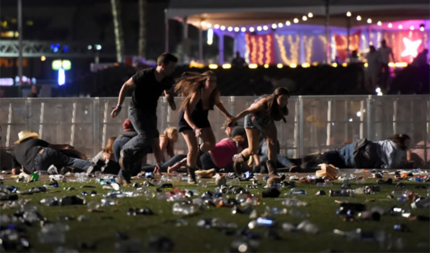 Varias videograbaciones de la masacre muestran escenas de cuando Paddock disparó de manera indiscriminada contra las personas asistentes al concierto que ofreció en un auditorio a campo abierto el cantante Jason Aldean