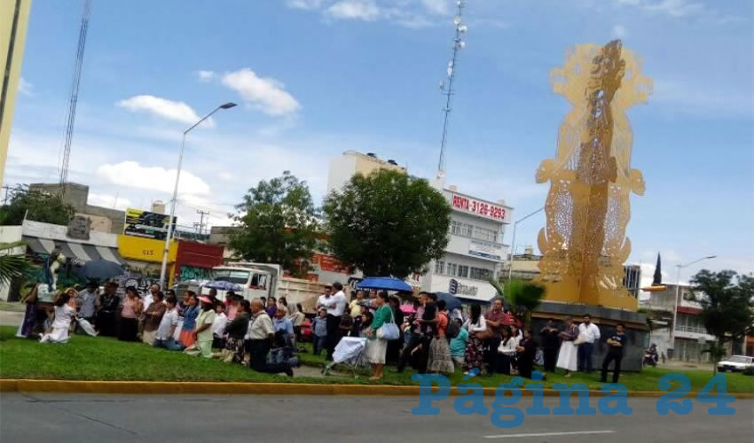 Con su manifestación pacífica, los católicos insistieron en que la escultura –que costó más de 5 millones de pesos al ayuntamiento tapatío–es una ofensa para sus creencias religiosas; algunos también criticaron el excesivo costo que tuvo/Foto: Francisco Tapia