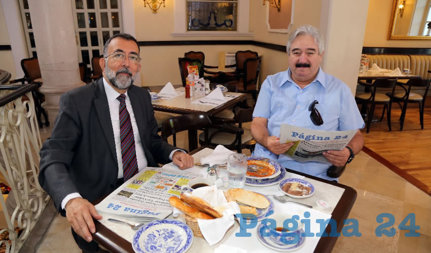 En Café Punta del Cielo departieron Miguel Díaz, reportero, y Enrique Appendini Carrera, coordinador de Comunicación Social de la Secretaría de la Juventud de Gobierno del Estado