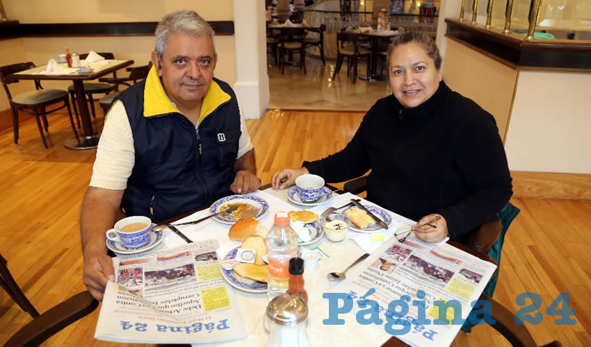 En Sanborns Francia almorzaron Carlos Ayala Spíndola y Ernestina Ortiz Moreno
