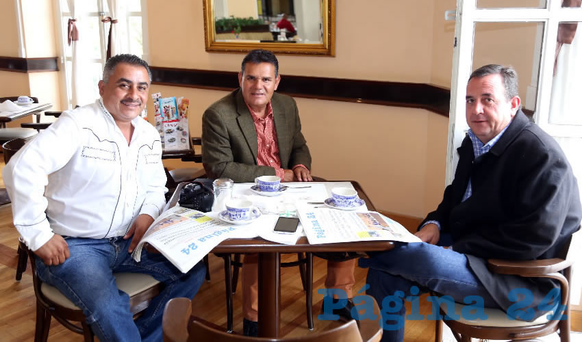 Antonio Cortés Zavala, José Luis Martínez Rodríguez, expresidente municipal de El Llano; y Manuel Parada Navarro se reunieron en Sanborns Francia