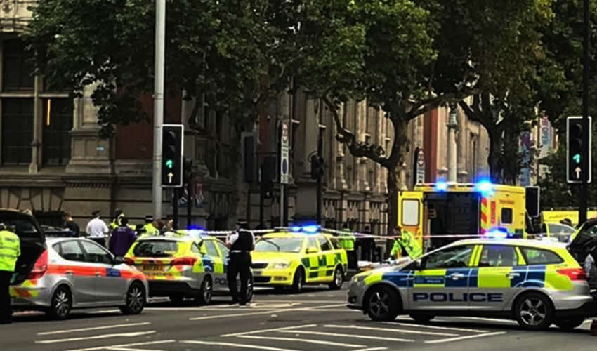 Londres, Reino Unido.- Policías montan guardia cerca del Museo de Historia Natural después que un automóvil arrolló a transeúntes (Foto: Han Yan/ Xinhua)
