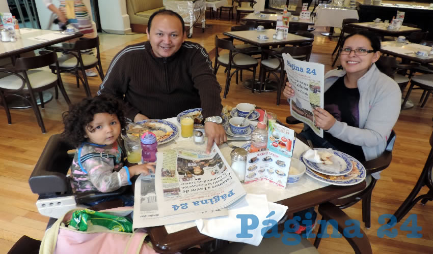 En Sanborns Francia almorzaron la niña Alejandra Elizabeth Hernández Mora y sus padres Israel Hernández y Alejandra Mora